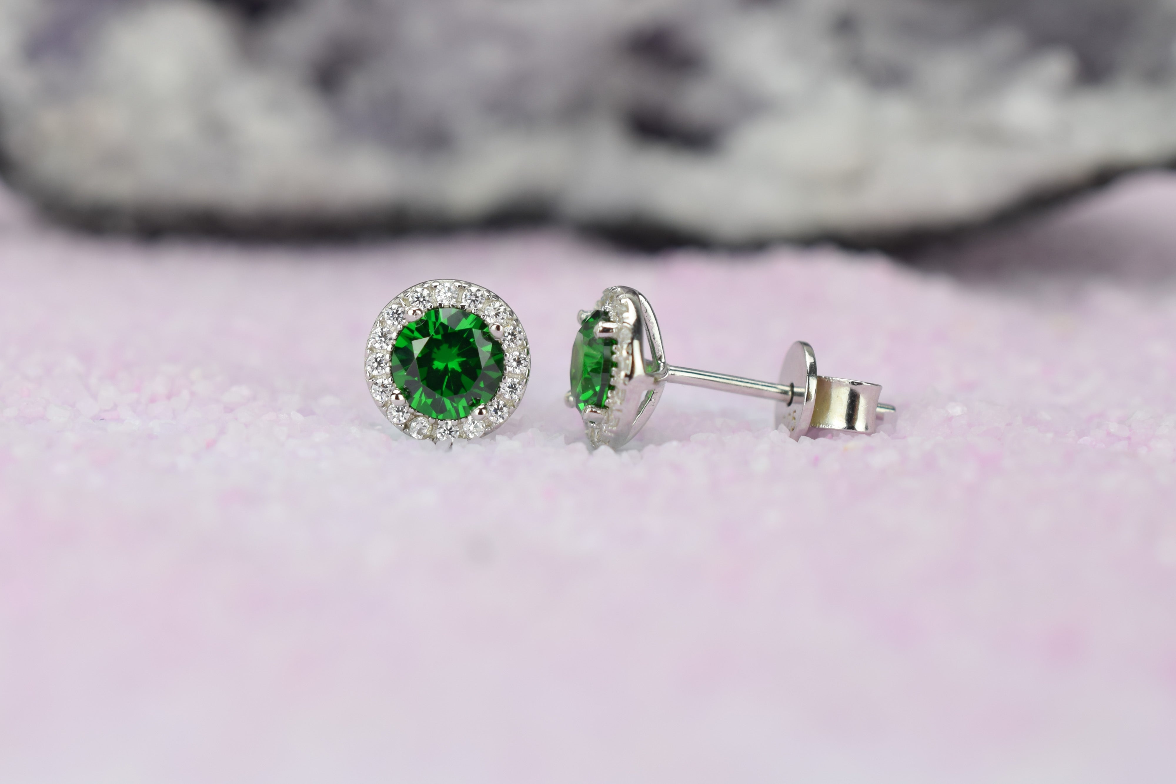 Smaragd oorbellen, gouden smaragd oorbellen, zilver smaragd oorknoppen, rosegouden smaragd oorbellen, oorbellen emarald oorbellen, birthstone oorbellen, groene oorbellen, ronde groene oorbellen, smaragd geboorte steen oorbellen, smaragd groene oorknoppen