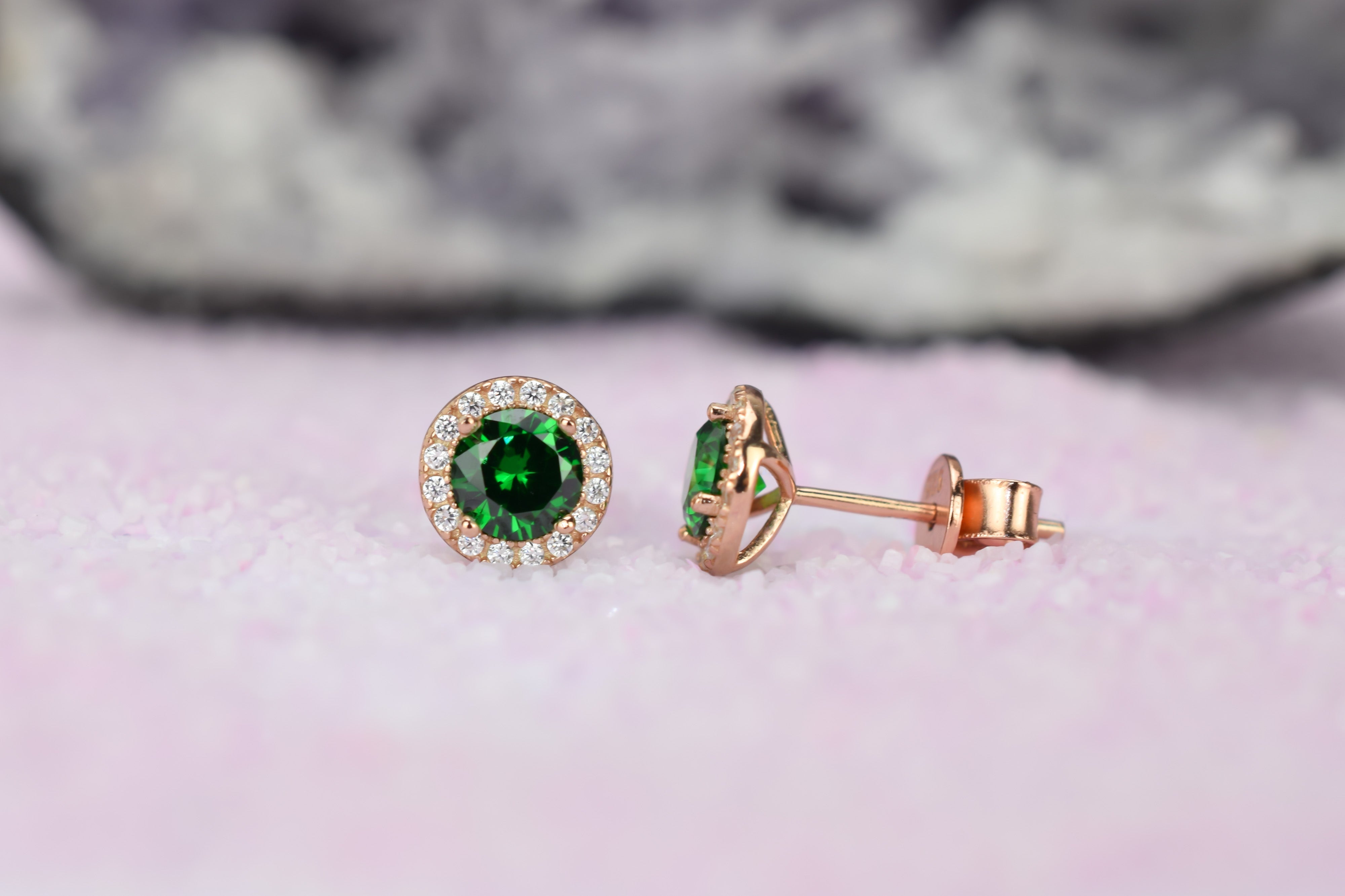 Smaragd oorbellen, gouden smaragd oorbellen, zilver smaragd oorknoppen, rosegouden smaragd oorbellen, oorbellen emarald oorbellen, birthstone oorbellen, groene oorbellen, ronde groene oorbellen, smaragd geboorte steen oorbellen, smaragd groene oorknoppen