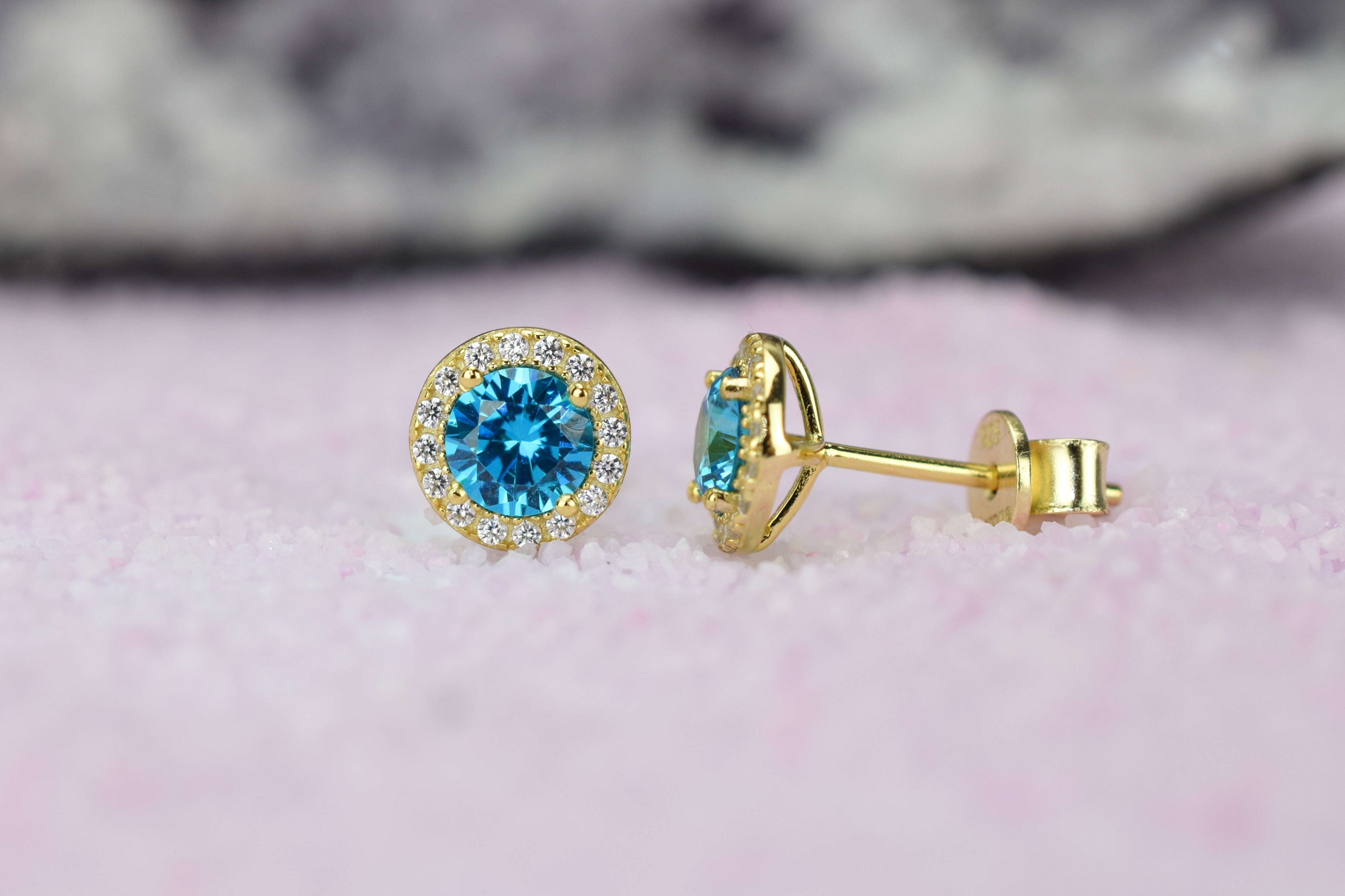 Aquamarijn soorbellen, oorbellen aquamarijn goud, zilveren aquamarijn oorbellen, blauwe oorbellen, ronde oorsieraden, aquamarijn sieraden, birthstone oorbellen, geboortesteen oorbellen maart, natturstenen aquamarijn, halo oorbellen, aquamarijn rosegoud oorbellen