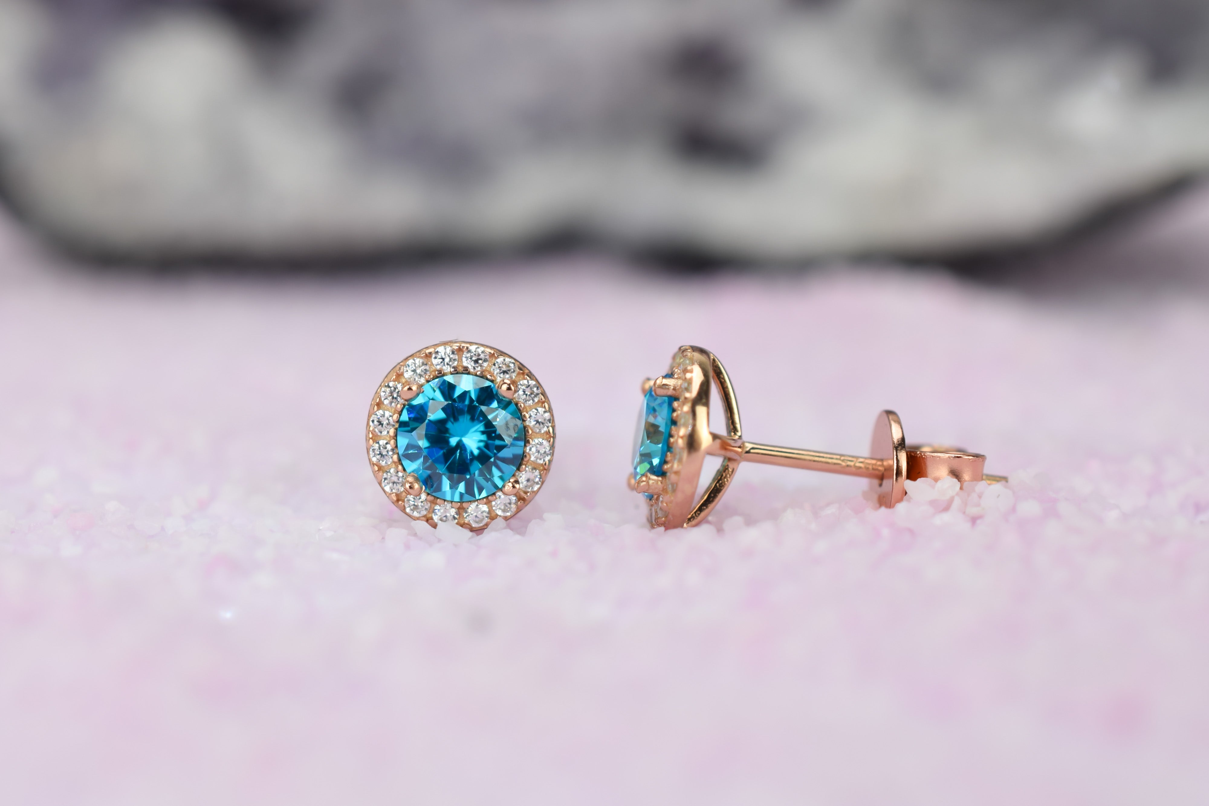 Aquamarijn soorbellen, oorbellen aquamarijn goud, zilveren aquamarijn oorbellen, blauwe oorbellen, ronde oorsieraden, aquamarijn sieraden, birthstone oorbellen, geboortesteen oorbellen maart, natturstenen aquamarijn, halo oorbellen, aquamarijn rosegoud oorbellen