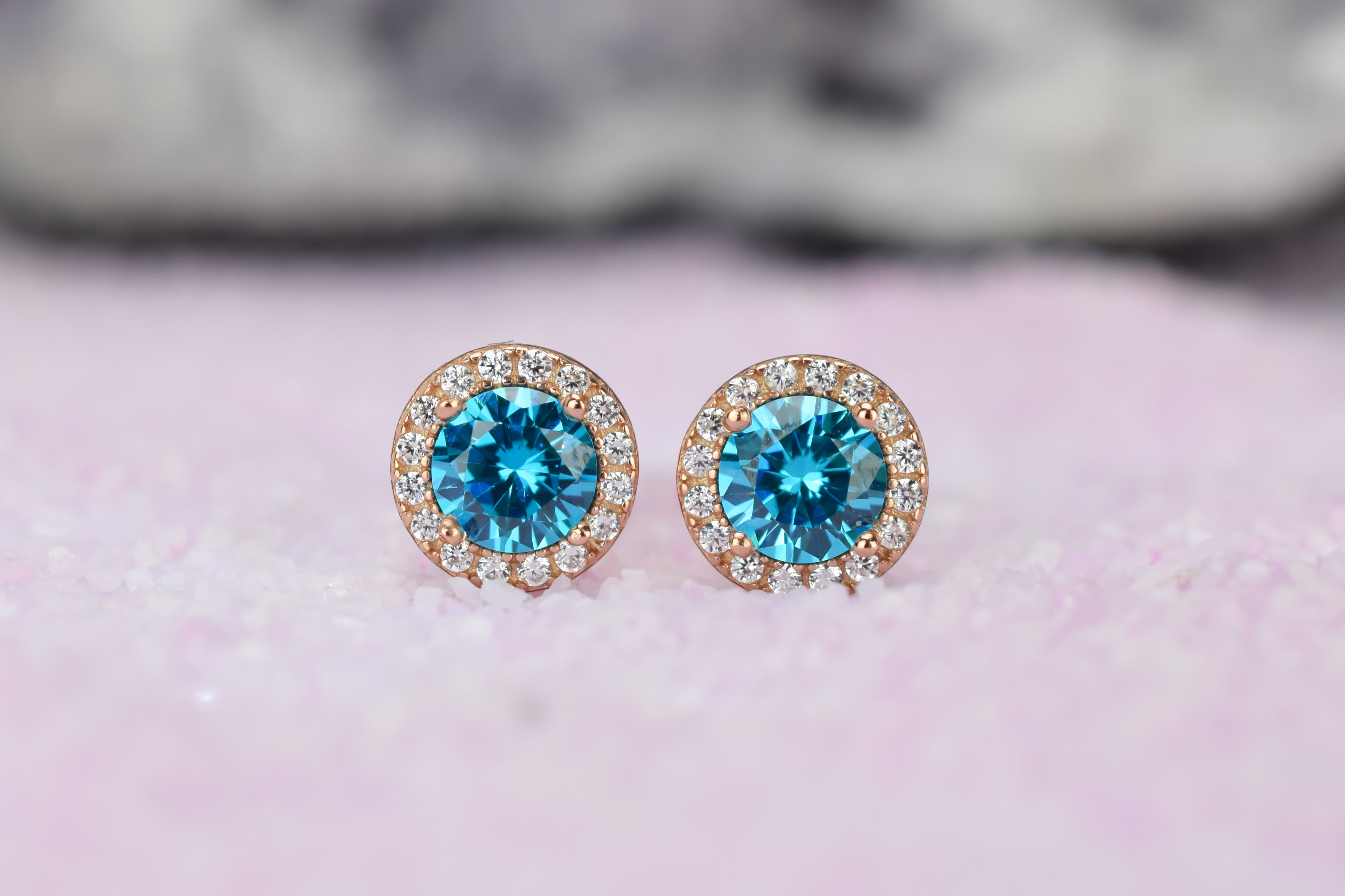 Aquamarijn soorbellen, oorbellen aquamarijn goud, zilveren aquamarijn oorbellen, blauwe oorbellen, ronde oorsieraden, aquamarijn sieraden, birthstone oorbellen, geboortesteen oorbellen maart, natturstenen aquamarijn, halo oorbellen, aquamarijn rosegoud oorbellen