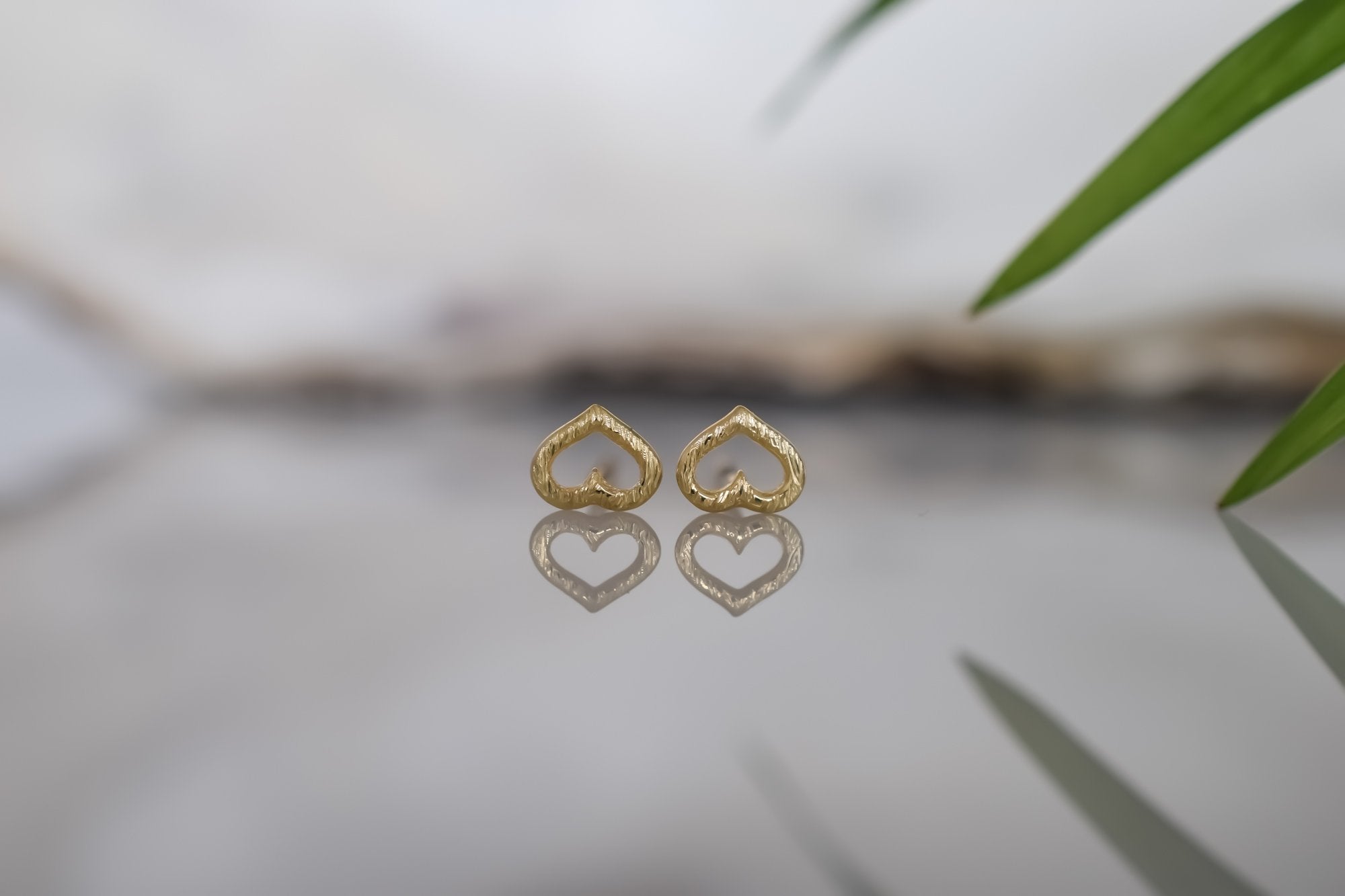 Gouden hart oorknoppen, 14 karaat oorbellen, oorbellen open hartjes, 14k kleine hartjes oorknoppen goud, oorbellen gouden voor dames, kinder gouden oorbellen hartjes, geborstelde goud oorbellen