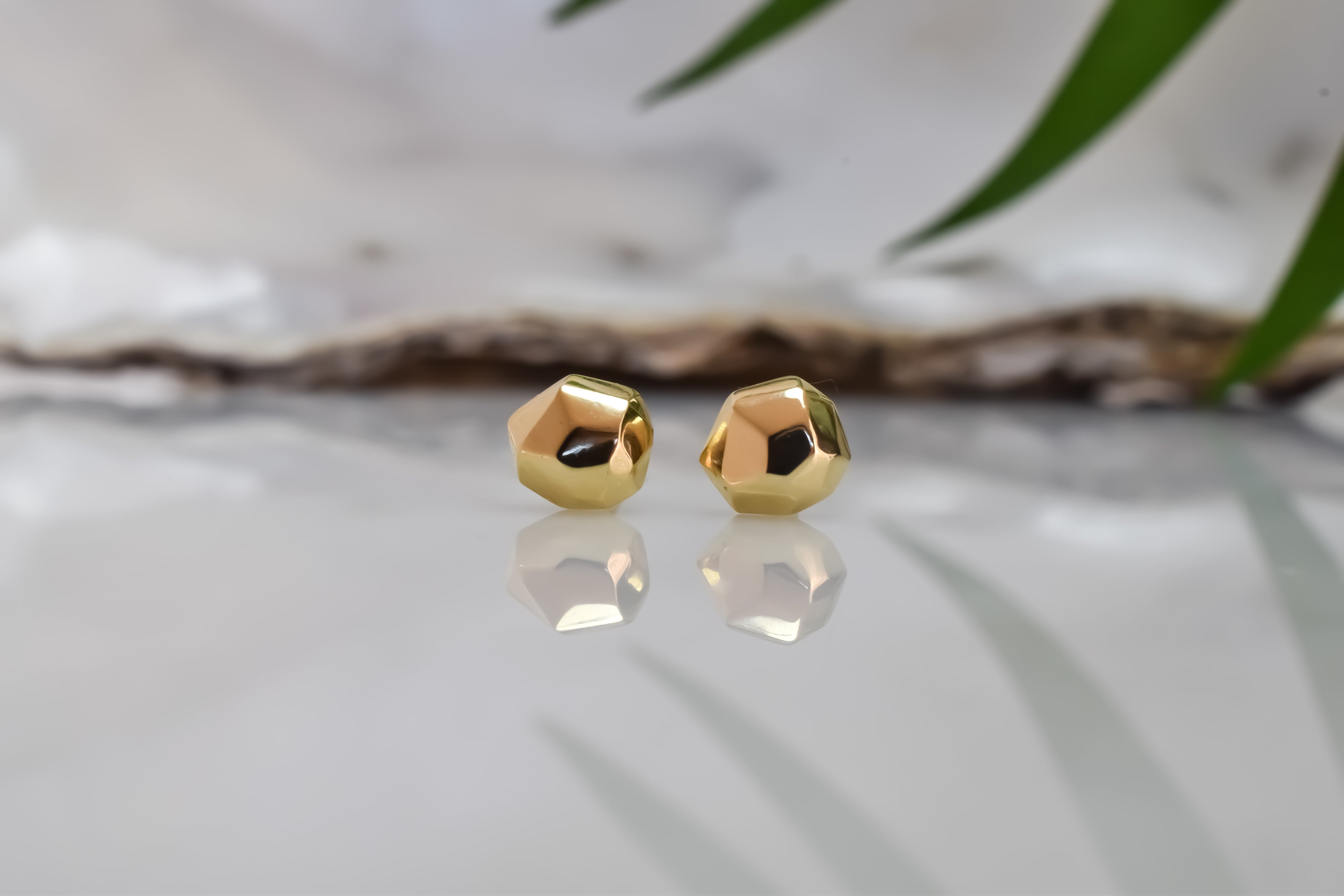 14k oorbellen, oorbellen goud aparte vorm, unieke oorknoppen 14 karaat goud, dames oorbellen goud, sierlijke oorbellen goud, dames oorknoppen 14 karaat