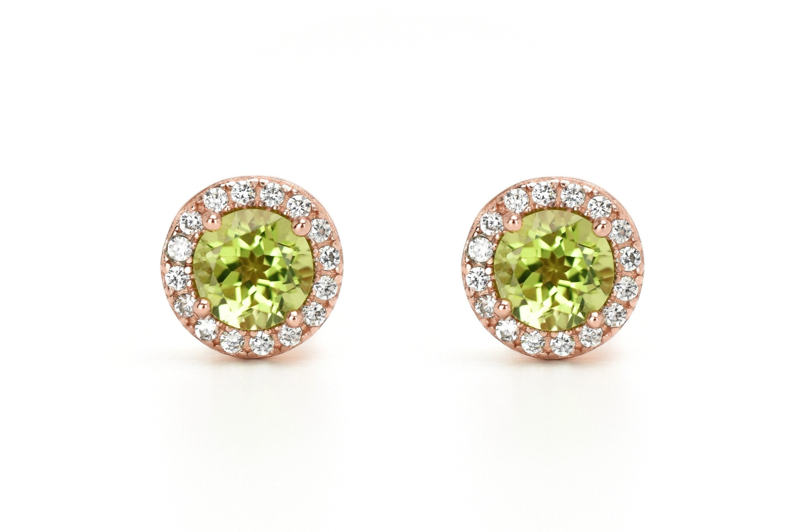 gouden peridoot soorbellen, oorknoppen peridot, groene stenen oorbellen, oorbellen met groene stenen, ooknoppen met licht groene stenen, halo peridoot oorbellen, zilveren peridoot oorbellen, zilveren groenen oorbellen, peridoot sieraden, geboortesteen peridoot, natuurlijke stenen peridoot, birthstone peridoot oorbellen