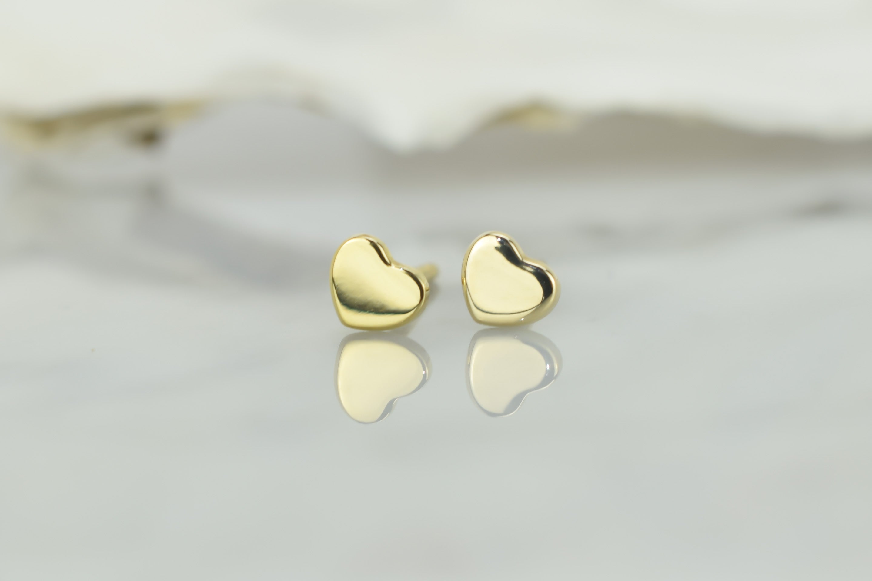 Gouden oorbellen haryjes, dames hartjes oorbellen 14 karaat, kleine gouden hartjes oorknoppen, dichte harten oorbellen meisjes, 14 karaat gouden hart oorbellen