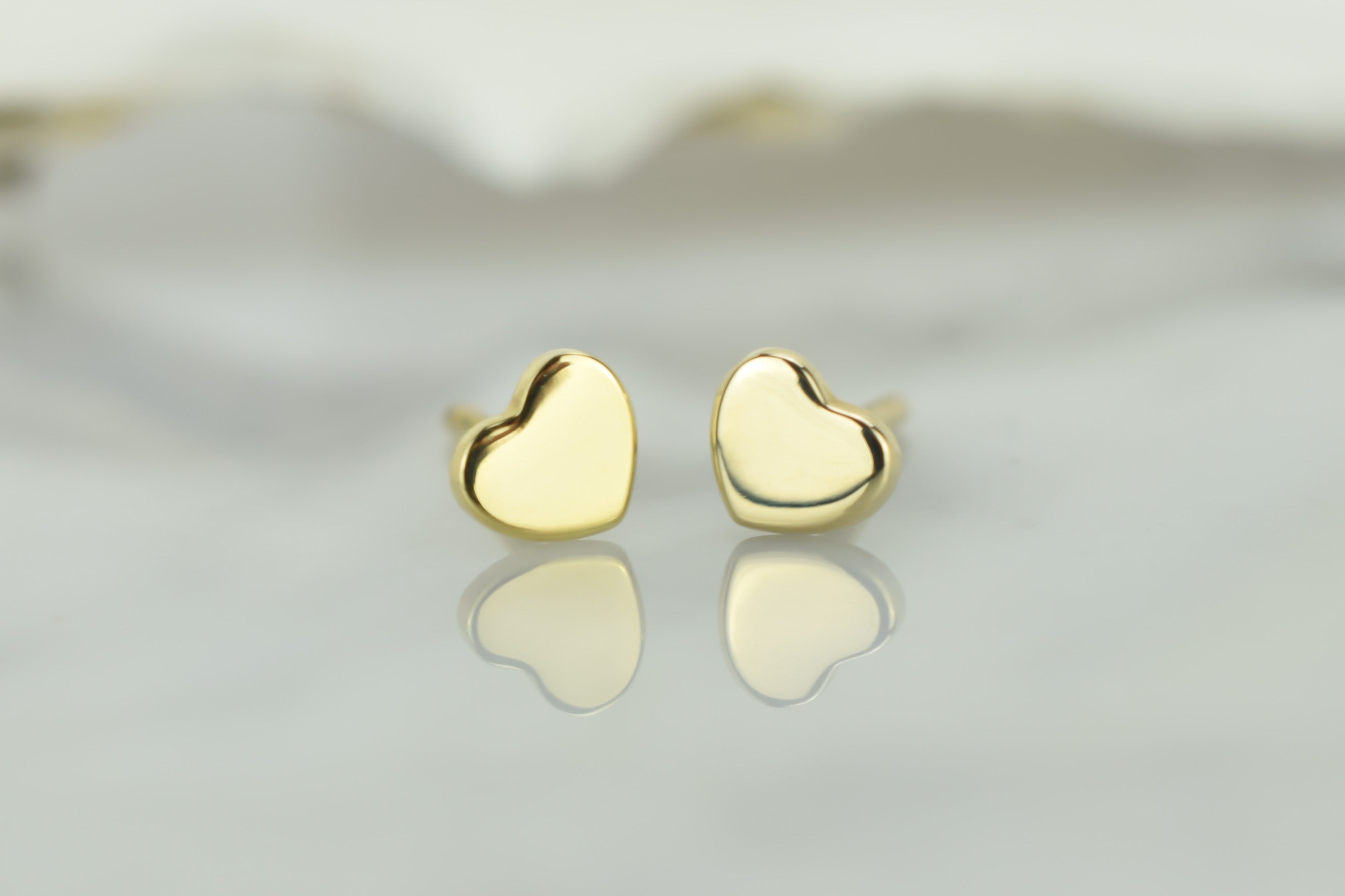 Gouden oorbellen haryjes, dames hartjes oorbellen 14 karaat, kleine gouden hartjes oorknoppen, dichte harten oorbellen meisjes, 14 karaat gouden hart oorbellen