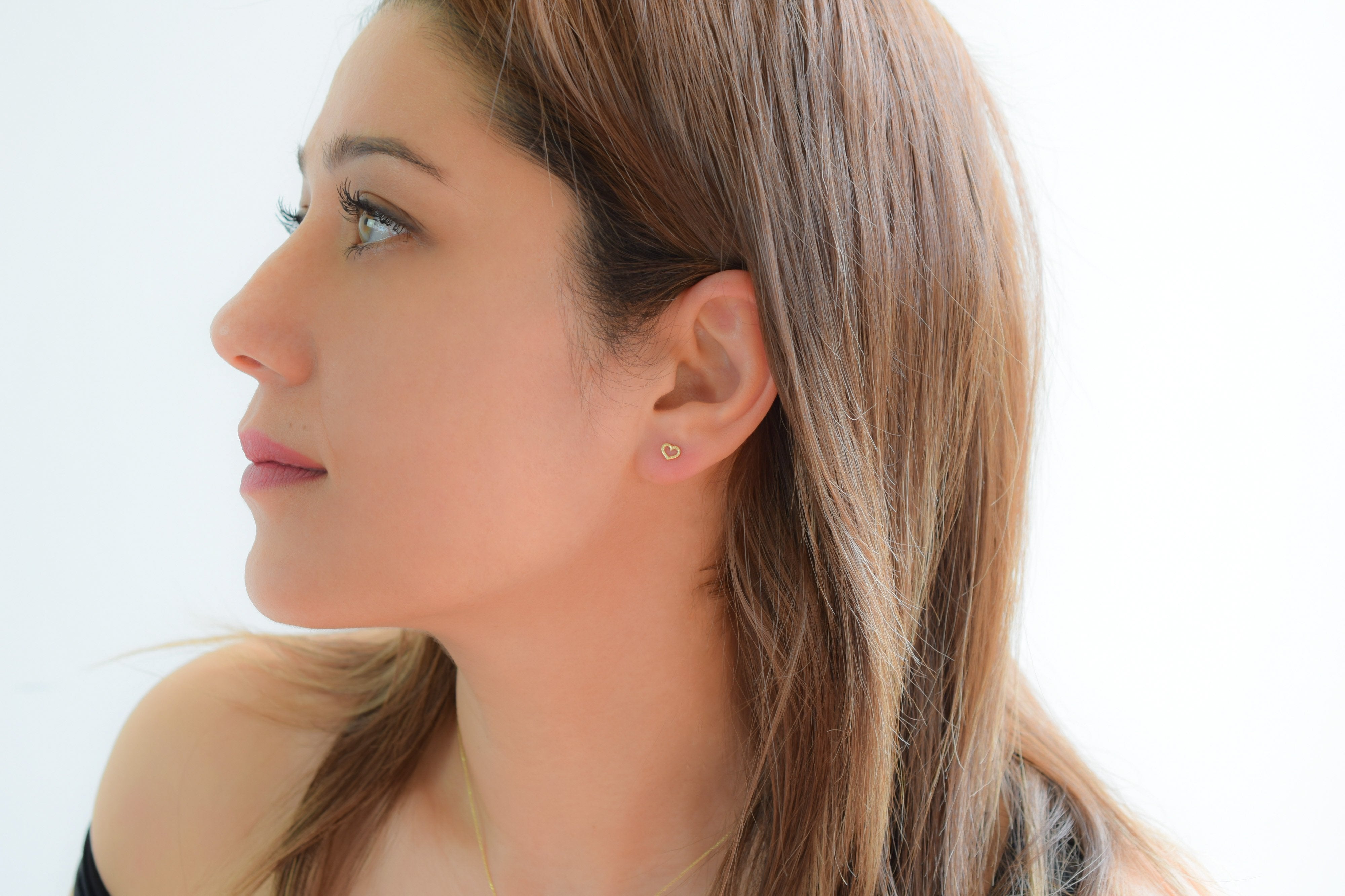 Gouden hart oorknoppen, 14 karaat oorbellen, oorbellen open hartjes, 14k kleine hartjes oorknoppen goud, oorbellen gouden voor dames, kinder gouden oorbellen hartjes, geborstelde goud oorbellen