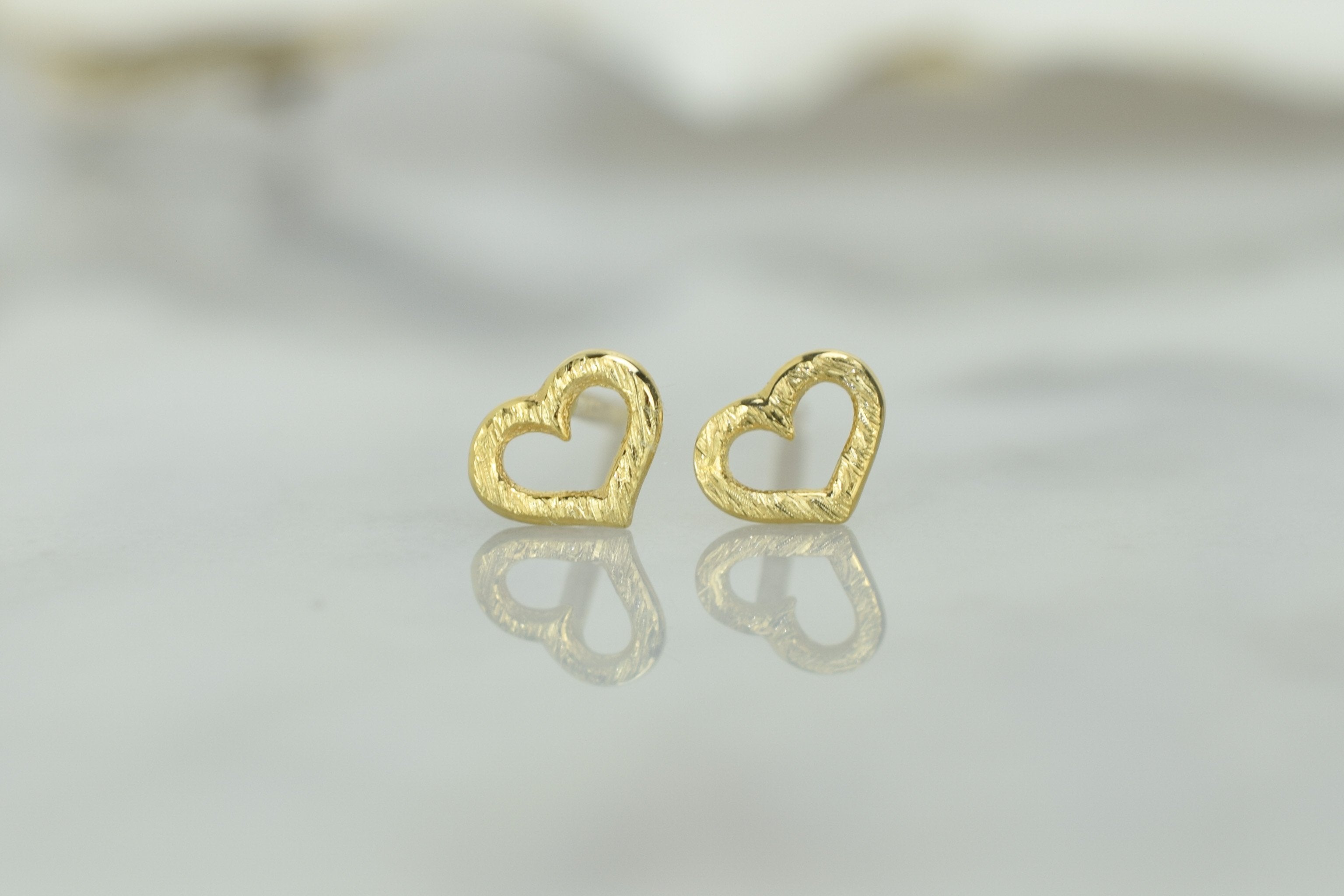 Gouden hart oorknoppen, 14 karaat oorbellen, oorbellen open hartjes, 14k kleine hartjes oorknoppen goud, oorbellen gouden voor dames, kinder gouden oorbellen hartjes, geborstelde goud oorbellen