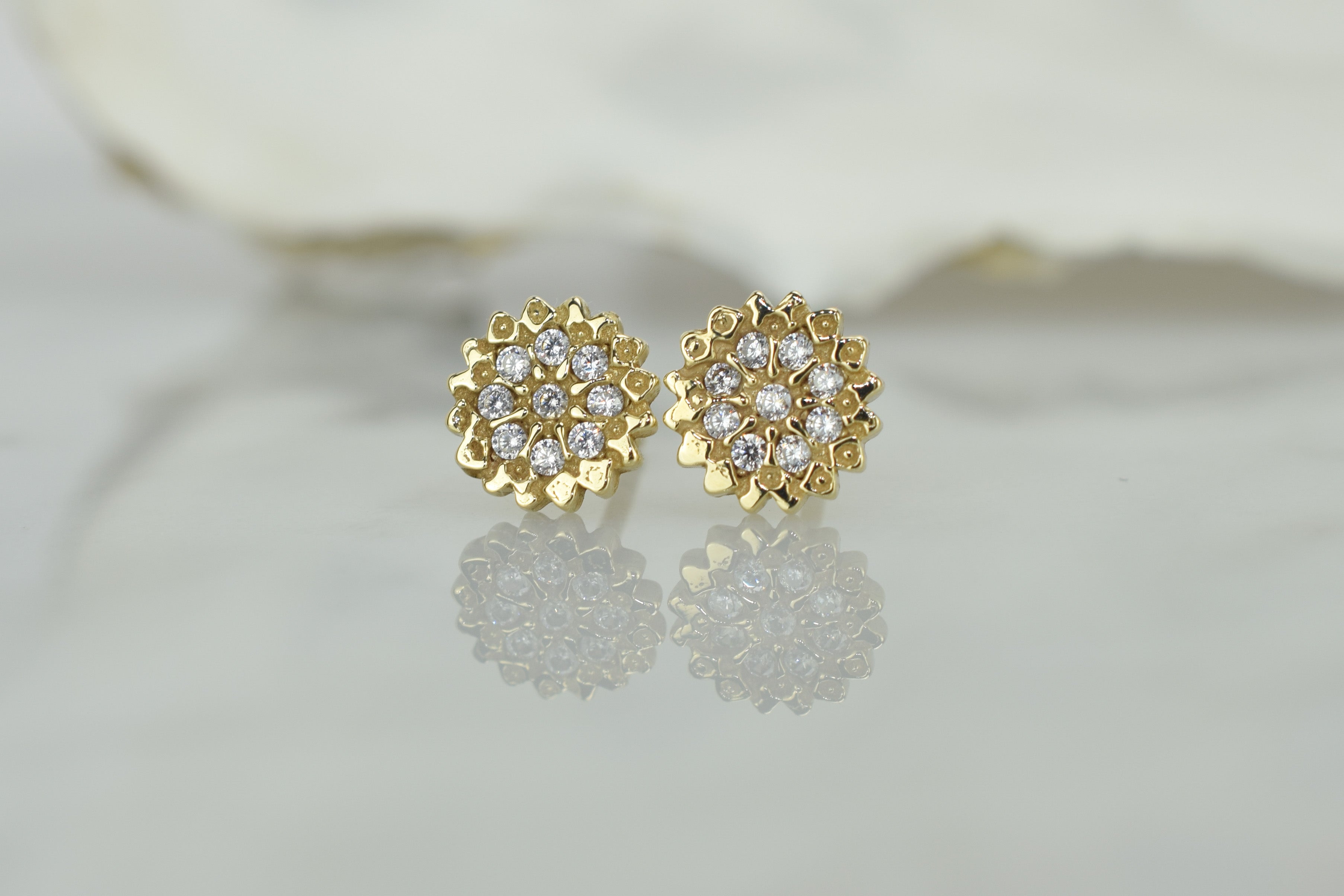 14k gouden bloemen oorbellen, gouden bloemen oorknoppen, oorbellen 14k bloemen motief oorbellen, oorknoppen 14karaat kleine bloemen met stenen