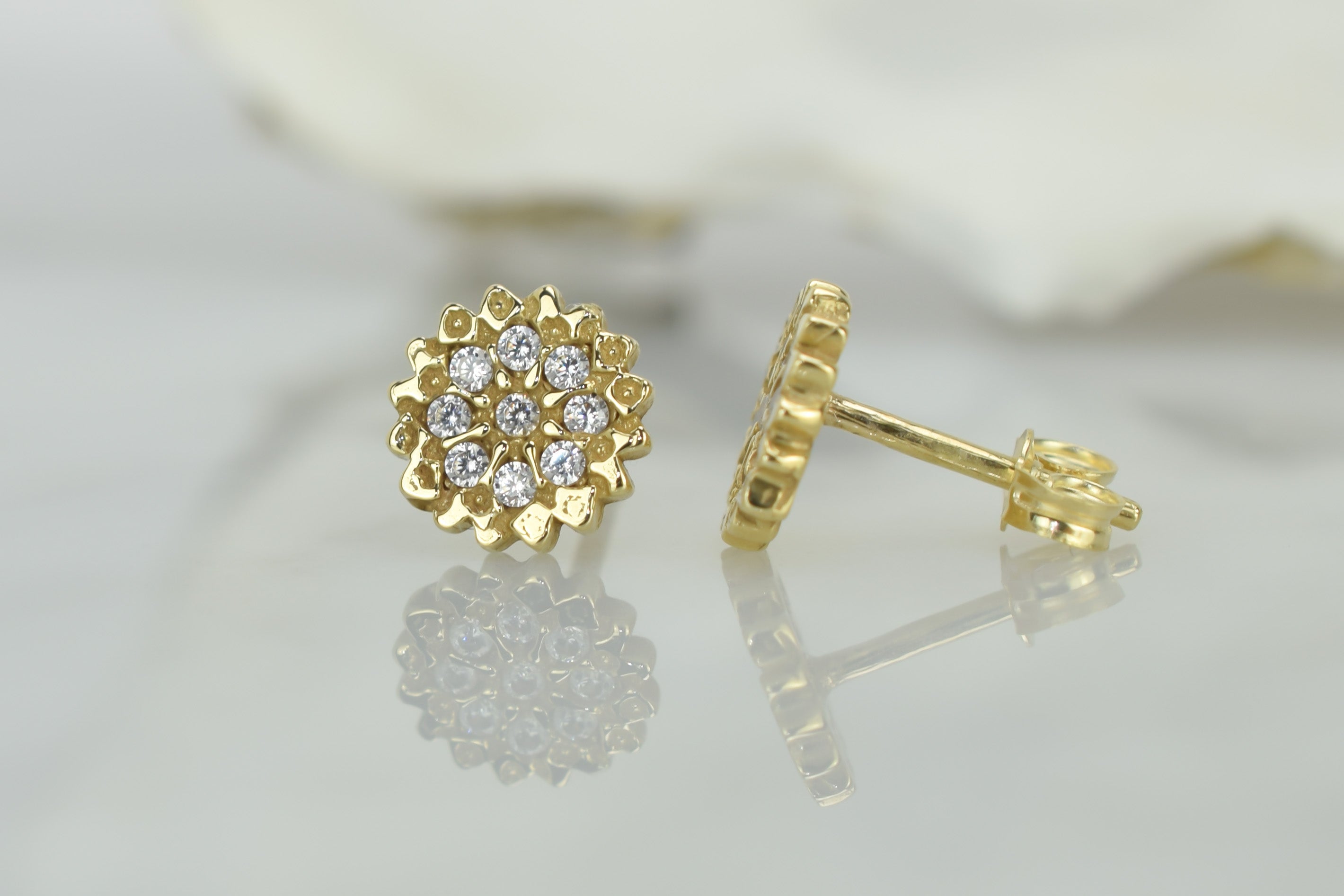 14k gouden bloemen oorbellen, gouden bloemen oorknoppen, oorbellen 14k bloemen motief oorbellen, oorknoppen 14karaat kleine bloemen met stenen