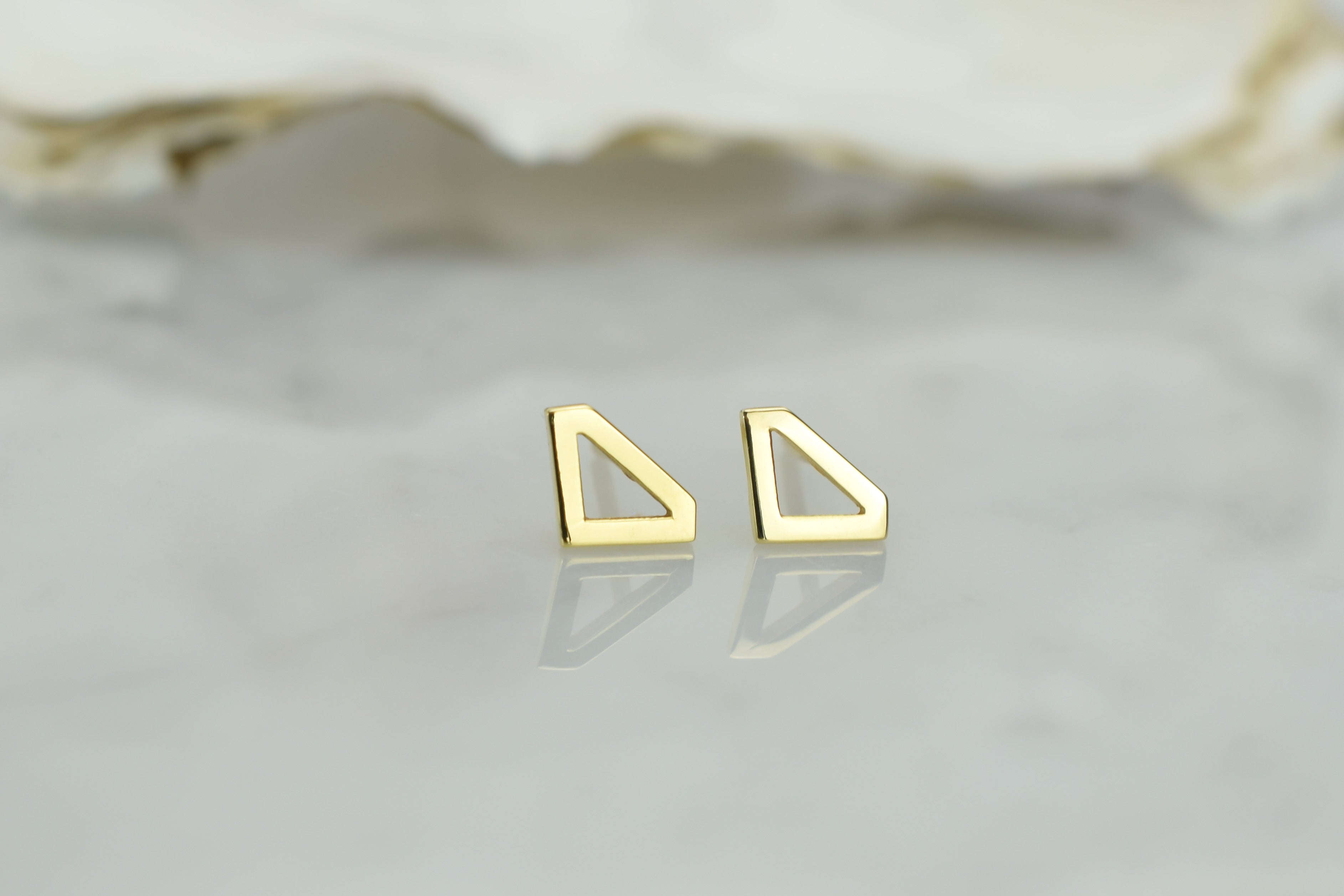 14k oorknoppen diamant, diamantvormige oorbellen goud, subtiele oorbellen goud, oorbellen 14k diamantvormige oorknoppen, oorbellen zonder stenen