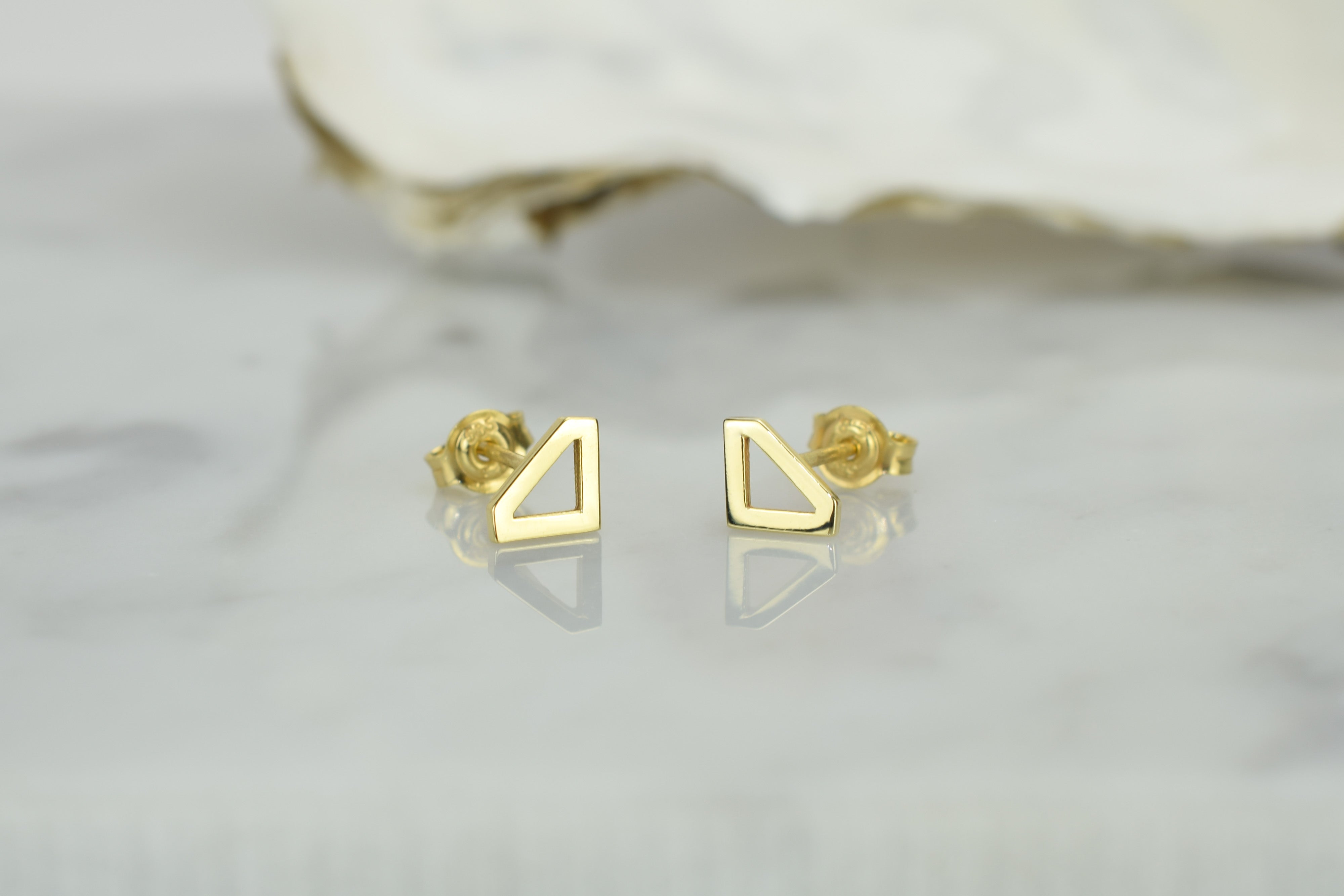 14k oorknoppen diamant, diamantvormige oorbellen goud, subtiele oorbellen goud, oorbellen 14k diamantvormige oorknoppen, oorbellen zonder stenen