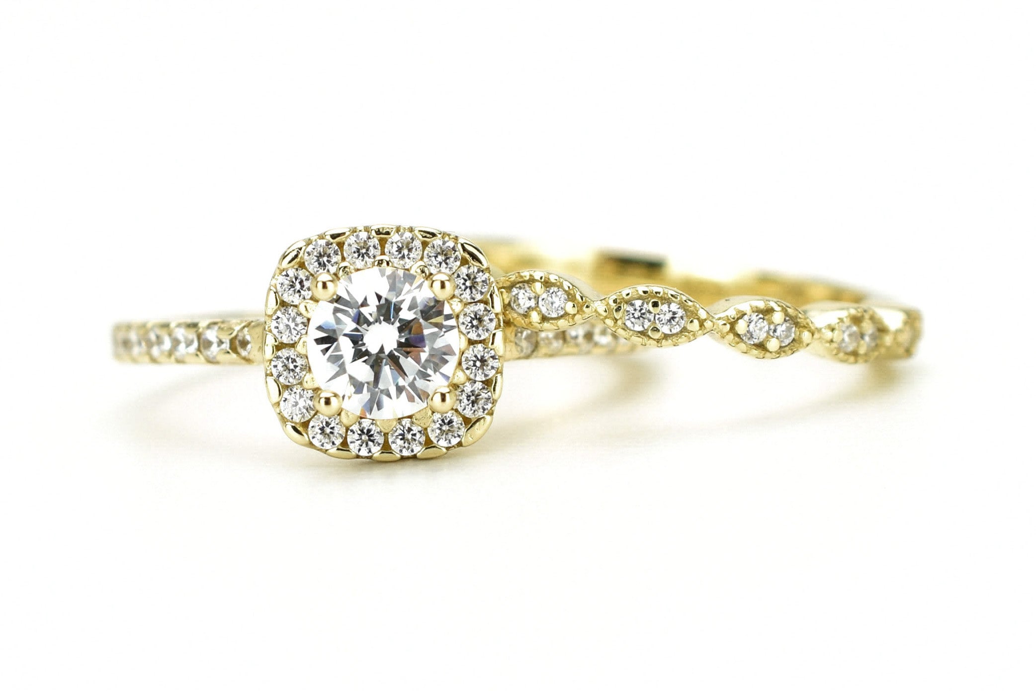 verlovingsring goud, gouden verlovingsring, zilveren verlovingsring, rosegouden verlovingsring, ring met stenen, solitaire zilveren ring met solitaire steen, vierkante ring, zilveren vierkante ring, gouden vierkante ring, ringenset goud, zilveren ringenset solitaire 