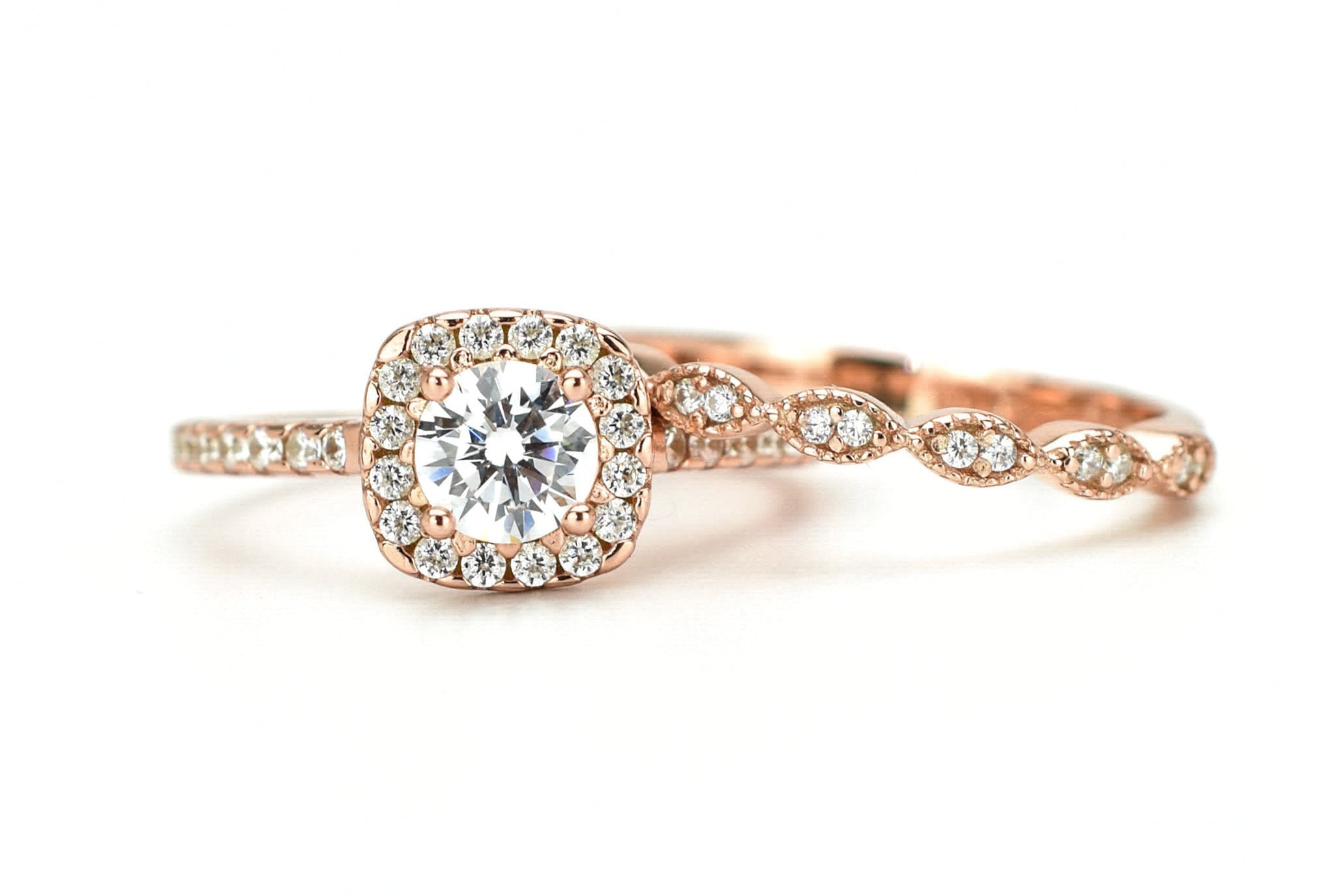 verlovingsring goud, gouden verlovingsring, zilveren verlovingsring, rosegouden verlovingsring, ring met stenen, solitaire zilveren ring met solitaire steen, vierkante ring, zilveren vierkante ring, gouden vierkante ring, ringenset goud, zilveren ringenset solitaire 