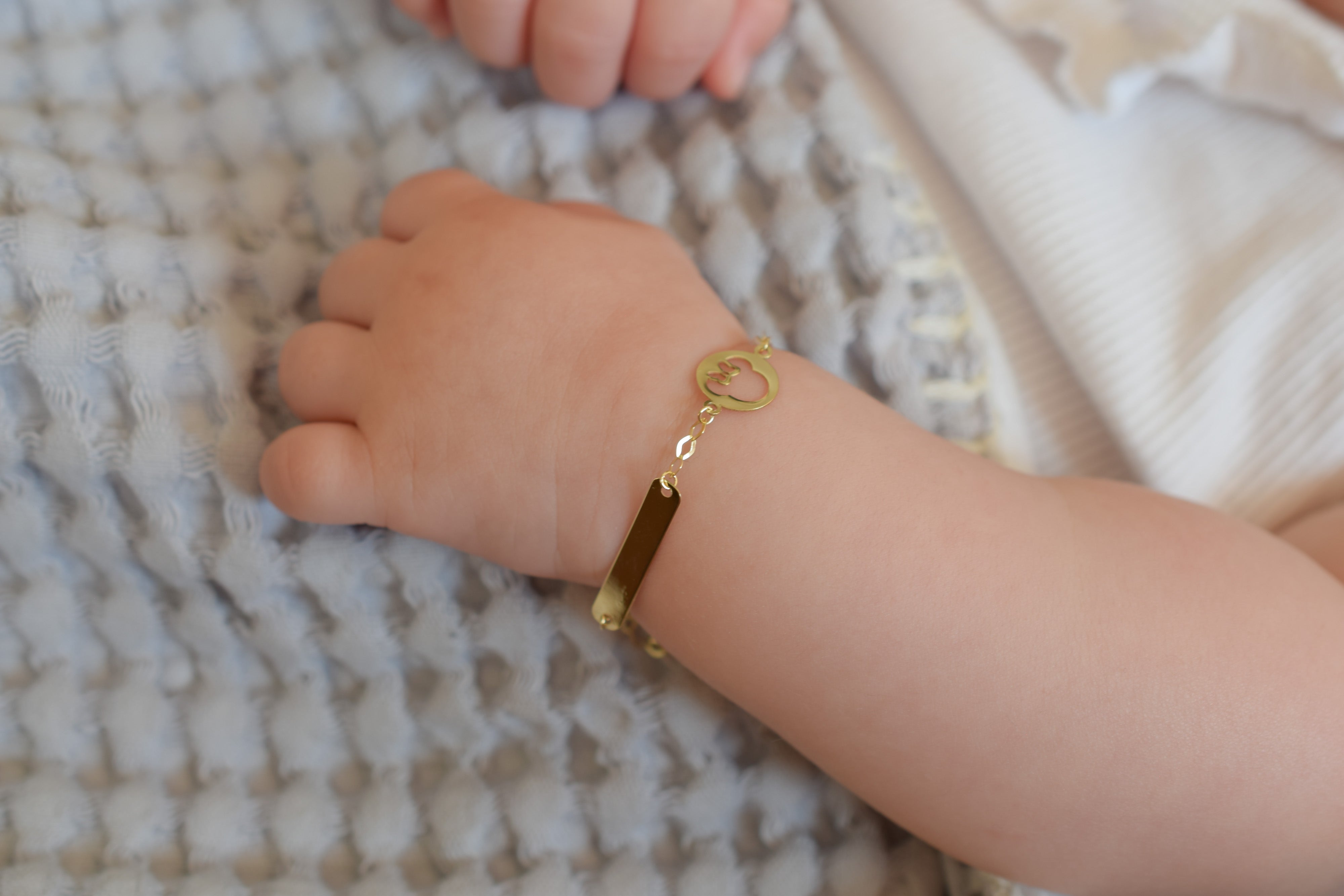 baby armbandje, gouden kinderarmbandje, armband goud voor kinderen, minnimouse armbandje, disney armband, plaatarmbandje goud, 14k gouden kinderarmband