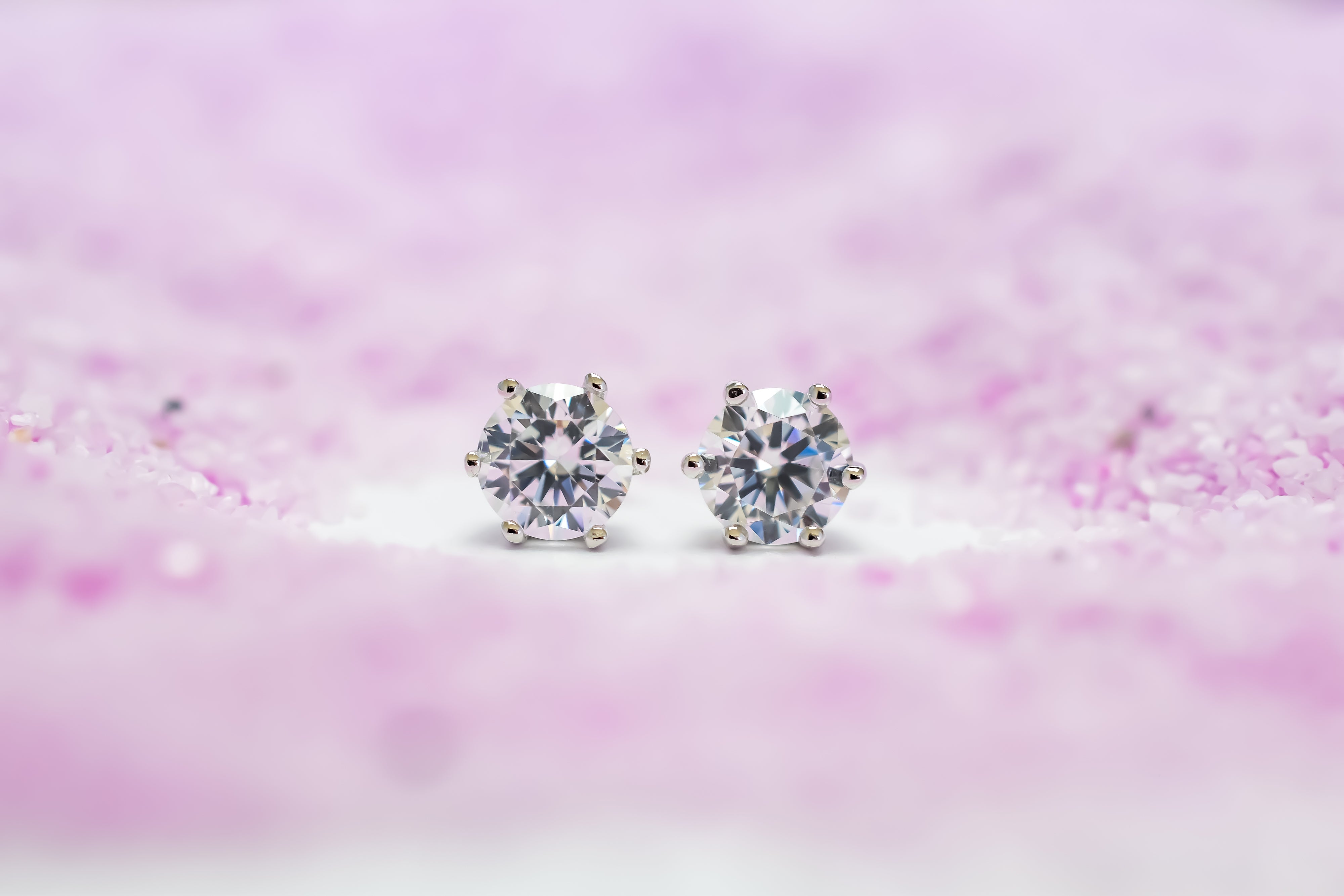 Oorbellen met steen, diamant oorbellen, oorbellen met witte stenen, ronde stenen oorbellen, kleine oorknoppen, oorsieraden zilver, zilveren oorknoppen, subtiele oorknoppen, fijne zilveren oorknoppen zilver