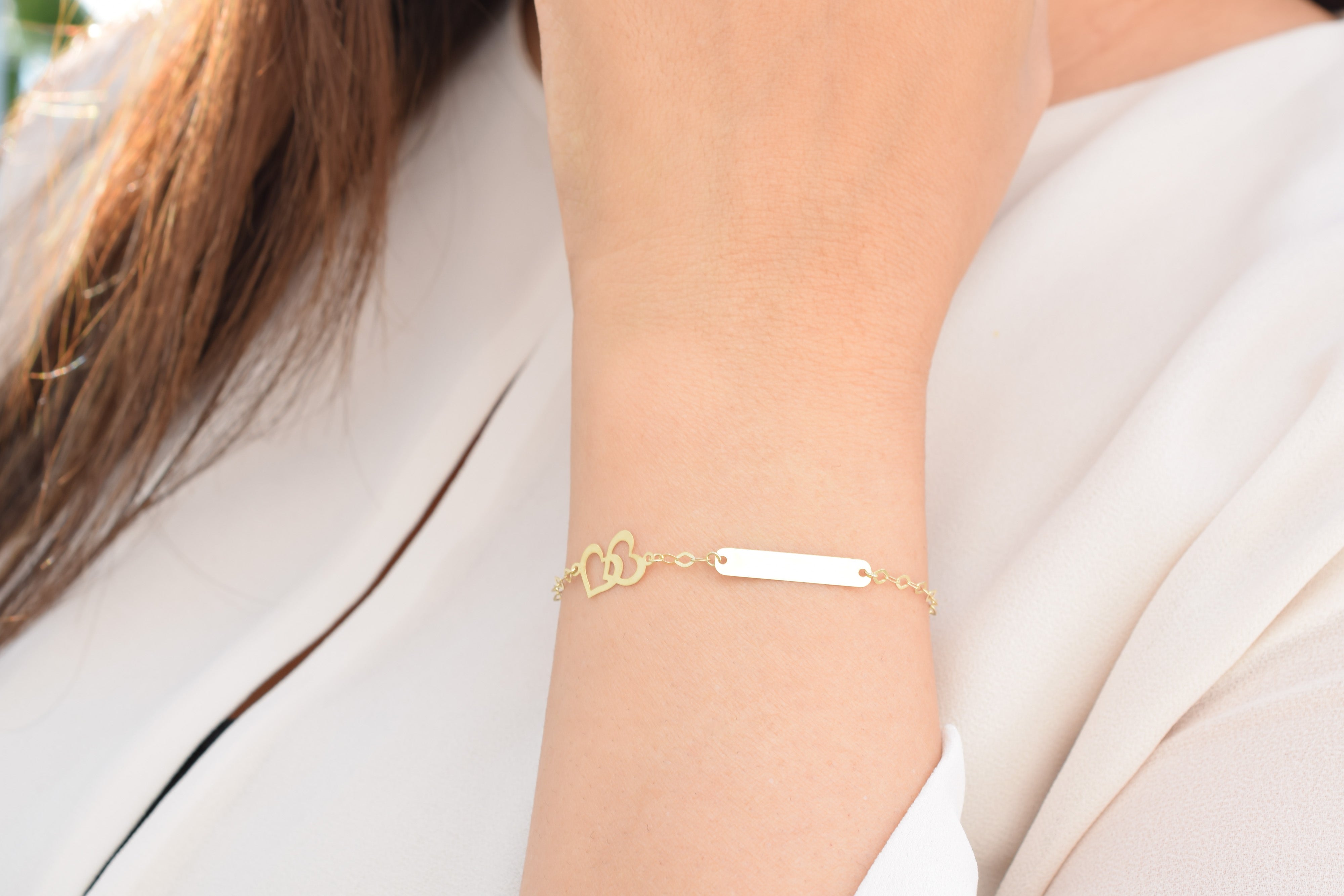 gouden naamplaatje armband, dames armband, gouden graveer armband, graveerplaatje met hartjes armband, schakelarmband, moeder kind armband goud