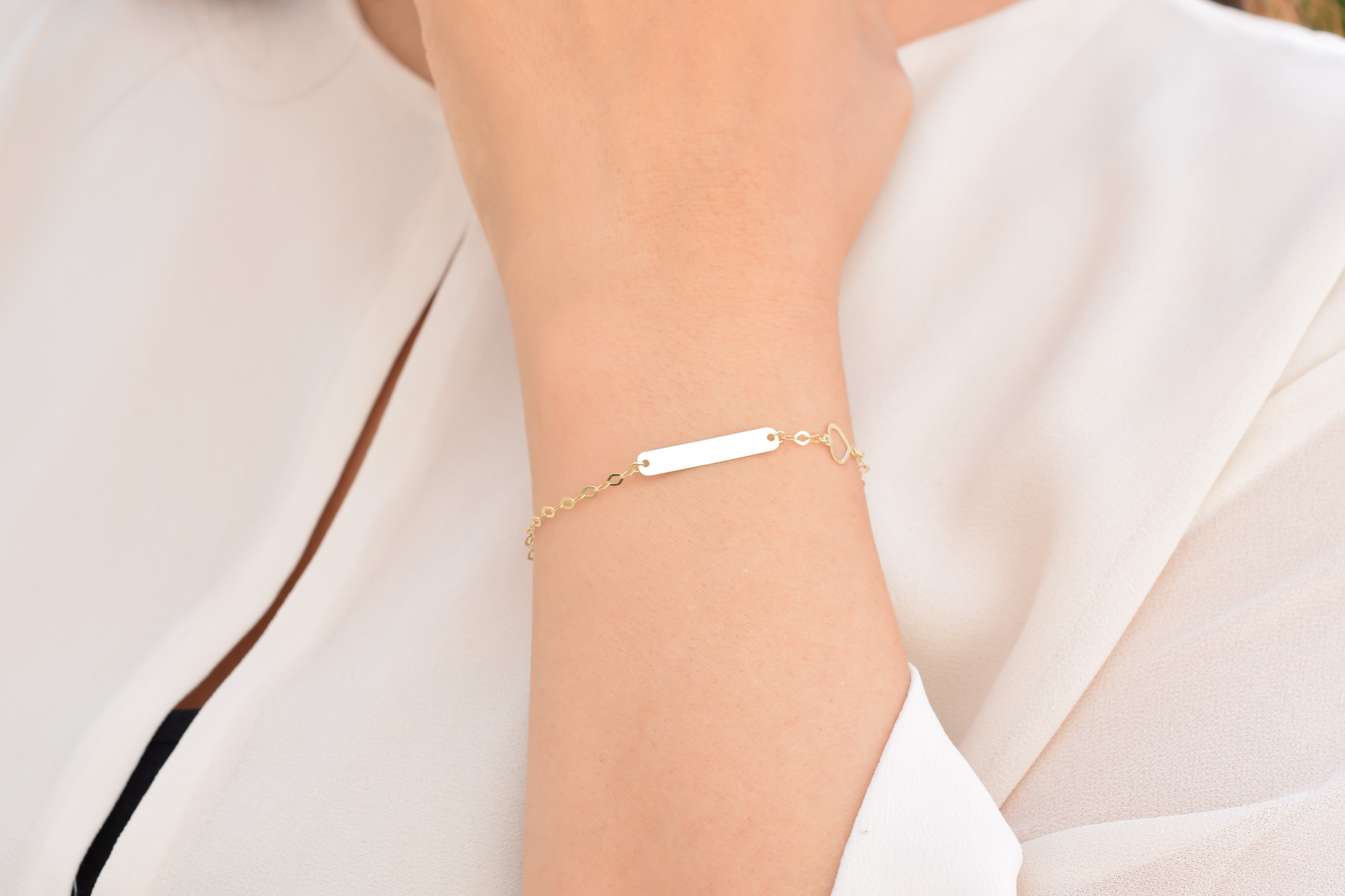 Gouden graveer armband, armband met een naamplaatje, gouden plaatjearmband, gouden plaatje armband met hart, dames hart armband