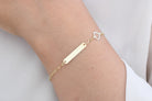 Gouden graveer armband, armband met een naamplaatje, gouden plaatjearmband, gouden plaatje armband met hart, dames hart armband