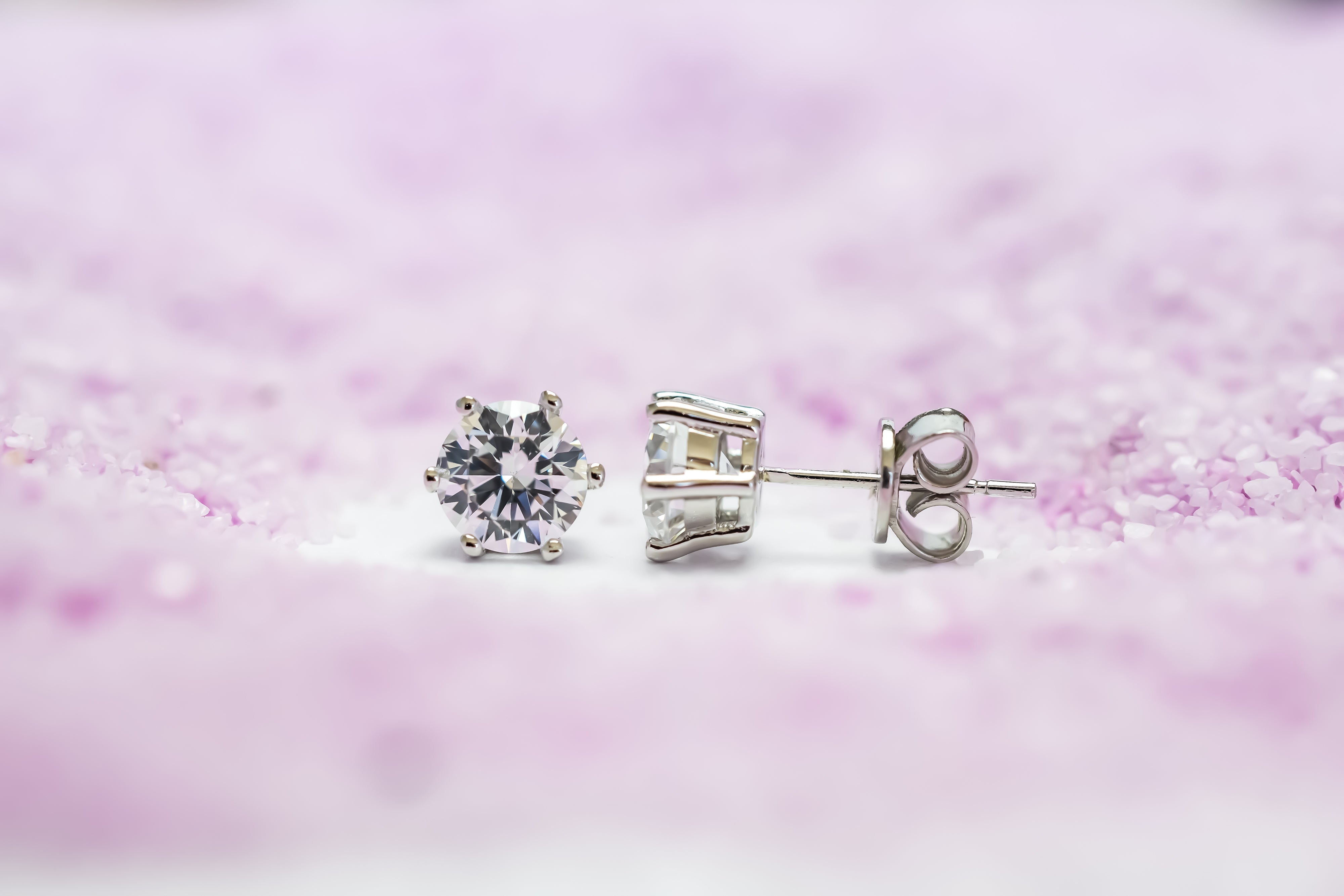 Oorbellen met steen, diamant oorbellen, oorbellen met witte stenen, ronde stenen oorbellen, kleine oorknoppen, oorsieraden zilver, zilveren oorknoppen, subtiele oorknoppen, fijne zilveren oorknoppen zilver