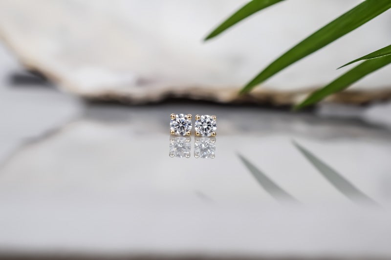 gouden witte oorknoppen, kleine gouden oorbellen met stenen, oorknoppen met witte stenen, gouden oorbellen met ronde stenen